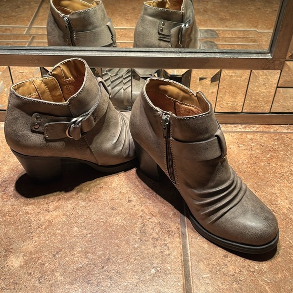 Natural Soul Gray & Black Booties - Picture 3 of 11